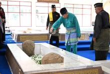 DYMM SULTAN SHARAFUDDIN IDRIS SHAH ALHAJ IBNI ALMARHUM SULTAN SALAHUDDIN ABDUL AZIZ SHAH ALHAJ BERKENAN BERANGKAT MENZIARAHI MAKAM DIRAJA BUKIT MALAWATI DI KUALA SELANGOR