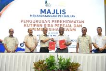 MAJLIS MENANDATANGANI PERJANJIAN KUTIPAN SISA PEPEJAL DAN PEMBERSIHAN AWAM ANTARA KDEB WASTE MANAGEMENT DAN MPKS