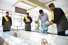 MENJUNJUNG KASIH ATAS KEBERANGKATAN DYMM SULTAN SELANGOR, SULTAN SHARAFUDDIN IDRIS SHAH ALHAJ IBNI SULTAN SALAHUDDIN ABDUL AZIZ SHAH ALHAJ